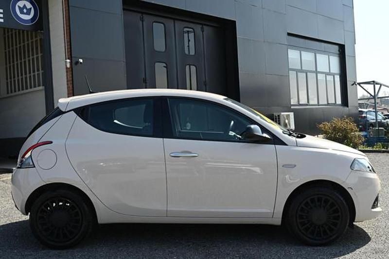 Usata Lancia Ypsilon Silver 69 CV (50 kW) 2022 Beige Utilitaria