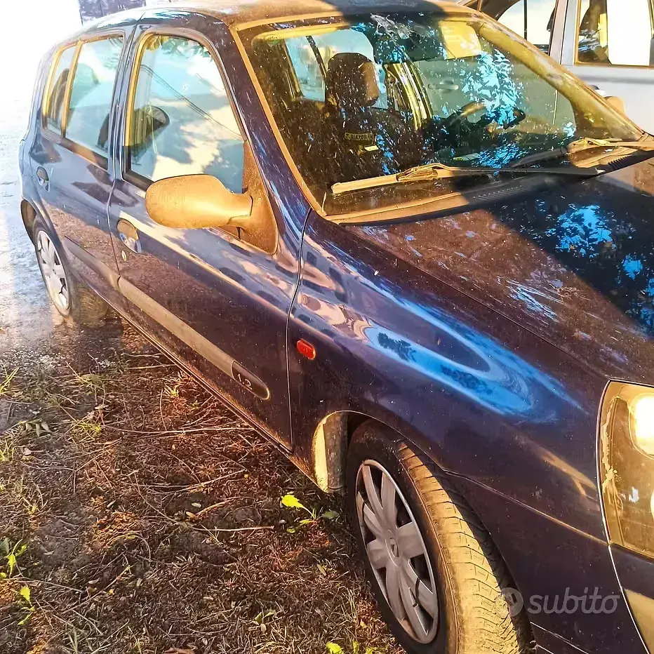 Usata Renault Clio 58 CV (42 kW) 2002 Bluazzurro Berlina