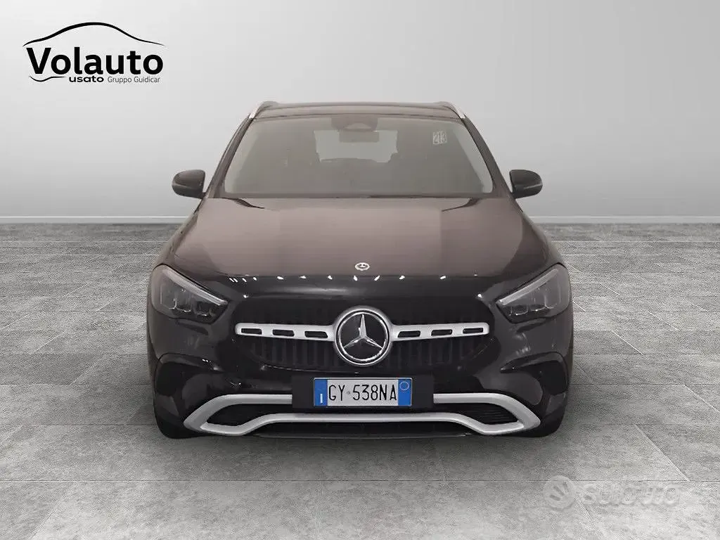 Käytetty Mercedes GLA180 Advanced 116 HP (85 kW) 2025 Musta Katumaasturi