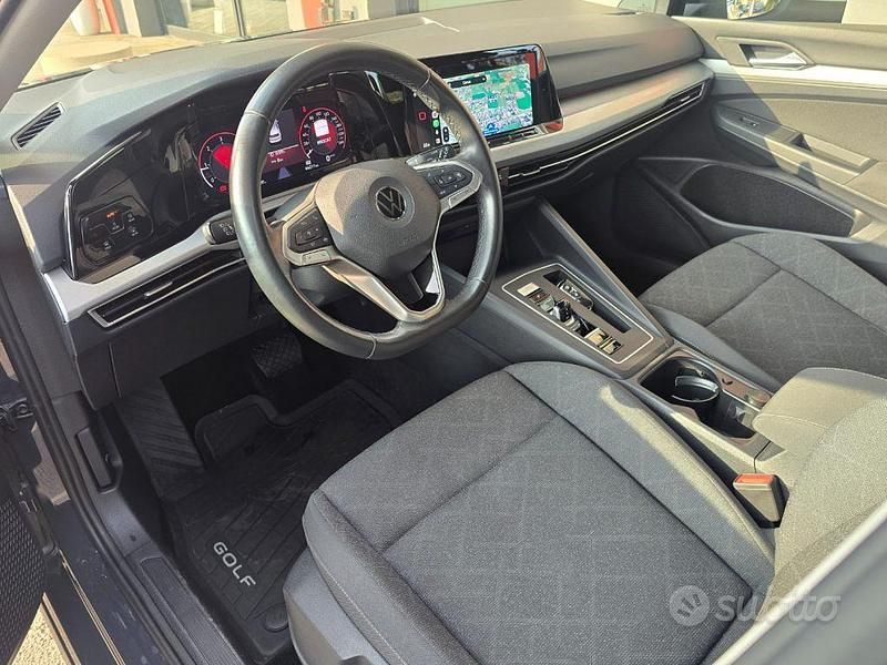 Usata VW Golf VIII 150 CV (110 kW) 2022 Grigio urano Berlina