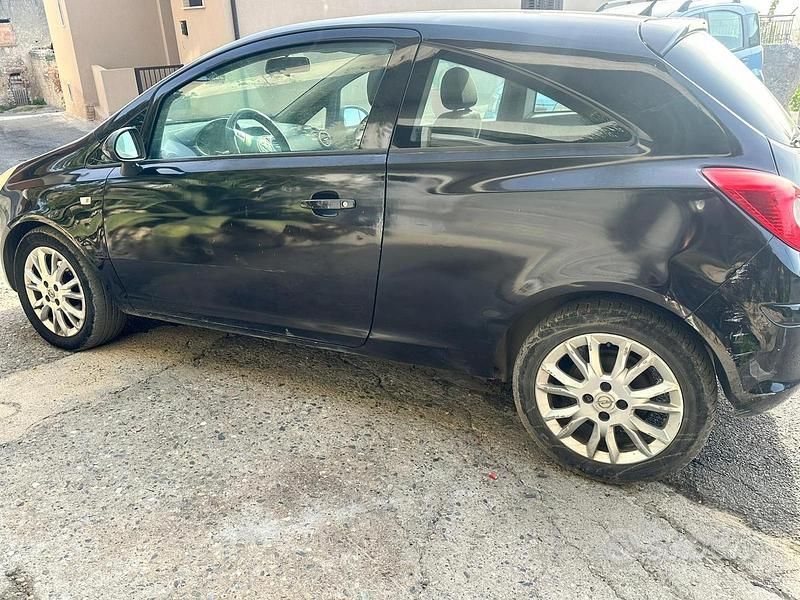 Usata Opel Corsa 90 CV (66 kW) 2009 Nero Utilitaria