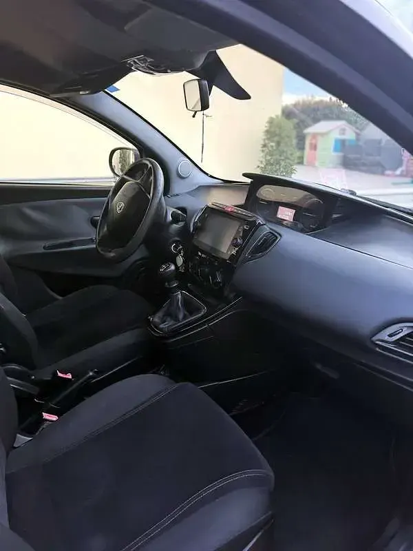 Usata Lancia Ypsilon 69 CV (50 kW) 2016 Nero Utilitaria