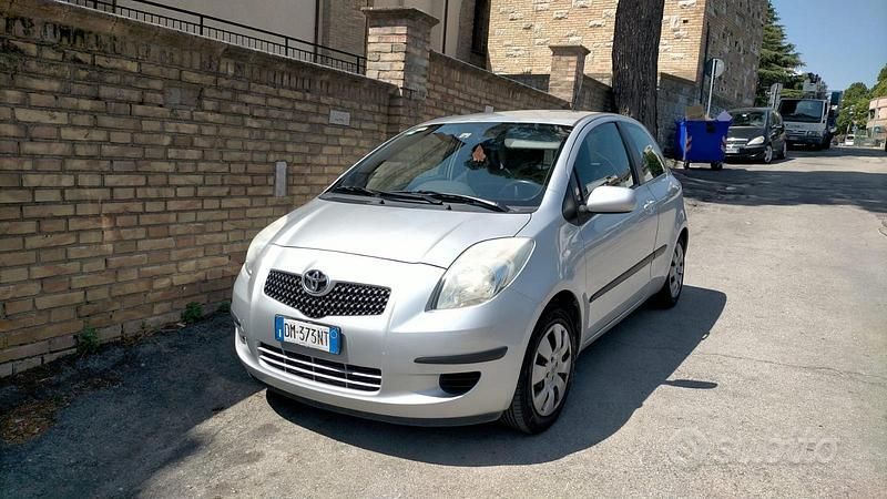 Usata Toyota Yaris Sol 69 CV (50 kW) 2007 Grigio Utilitaria