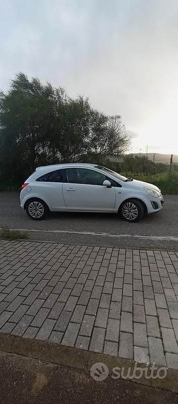 Usata Opel Corsa 75 CV (55 kW) 2013 Bianco Utilitaria