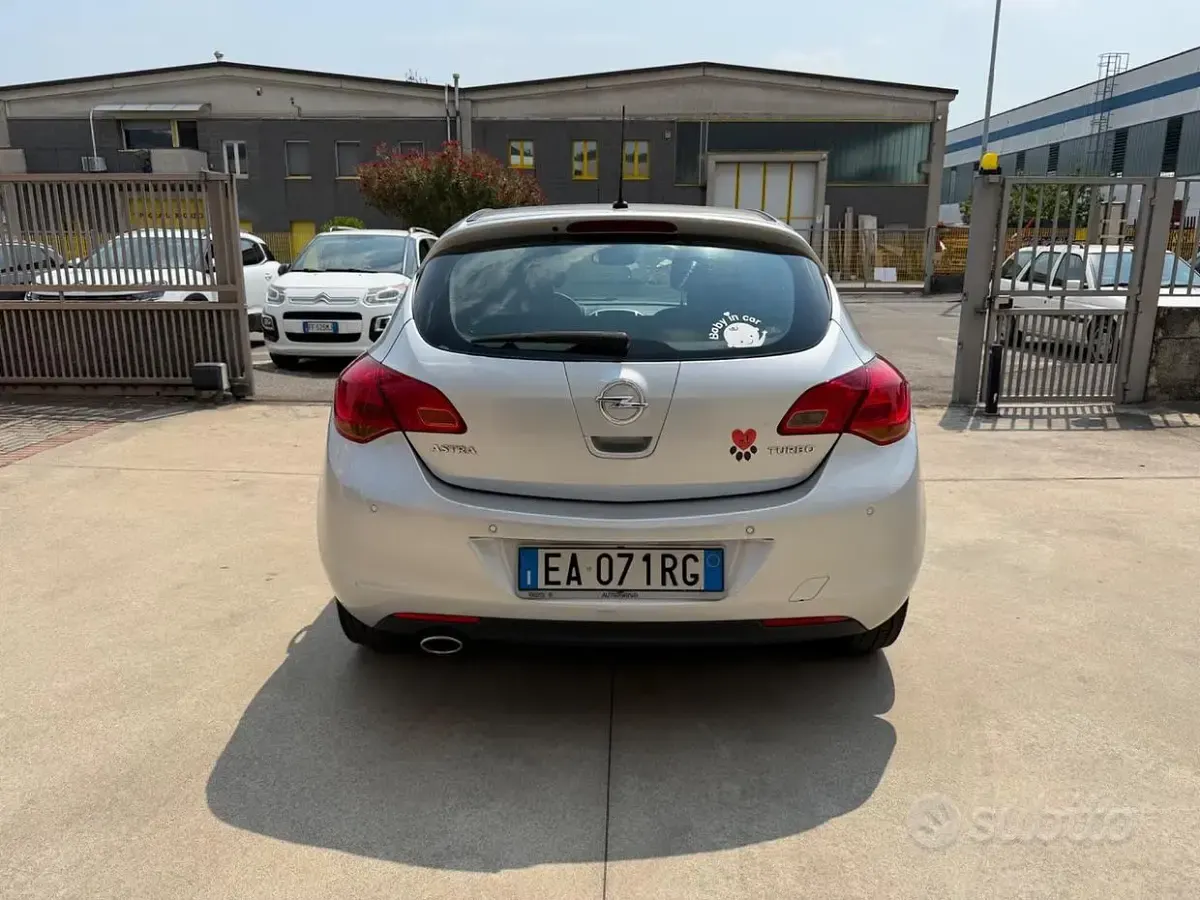 Usata Opel Astra Cosmo 140 CV (102 kW) 2010 Grigio Berlina
