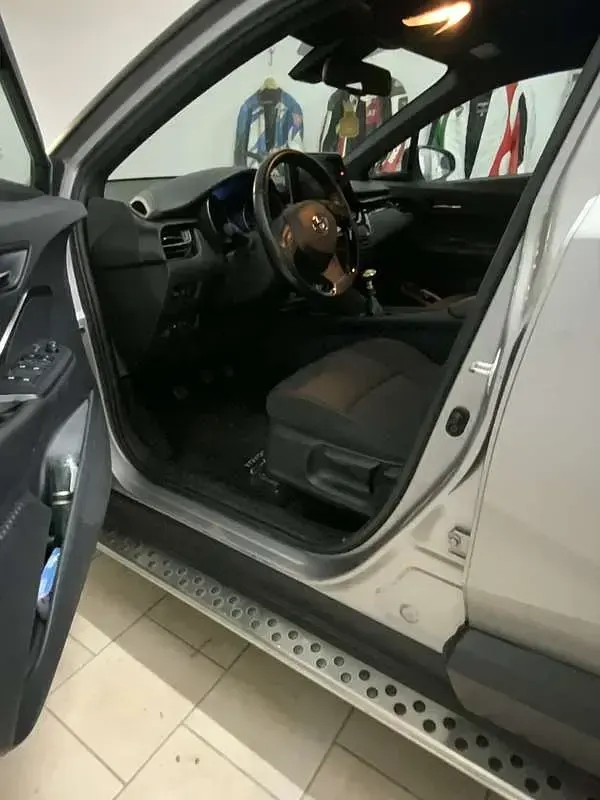 Usata Toyota C-HR Active 116 CV (85 kW) 2017 Grigio SUV