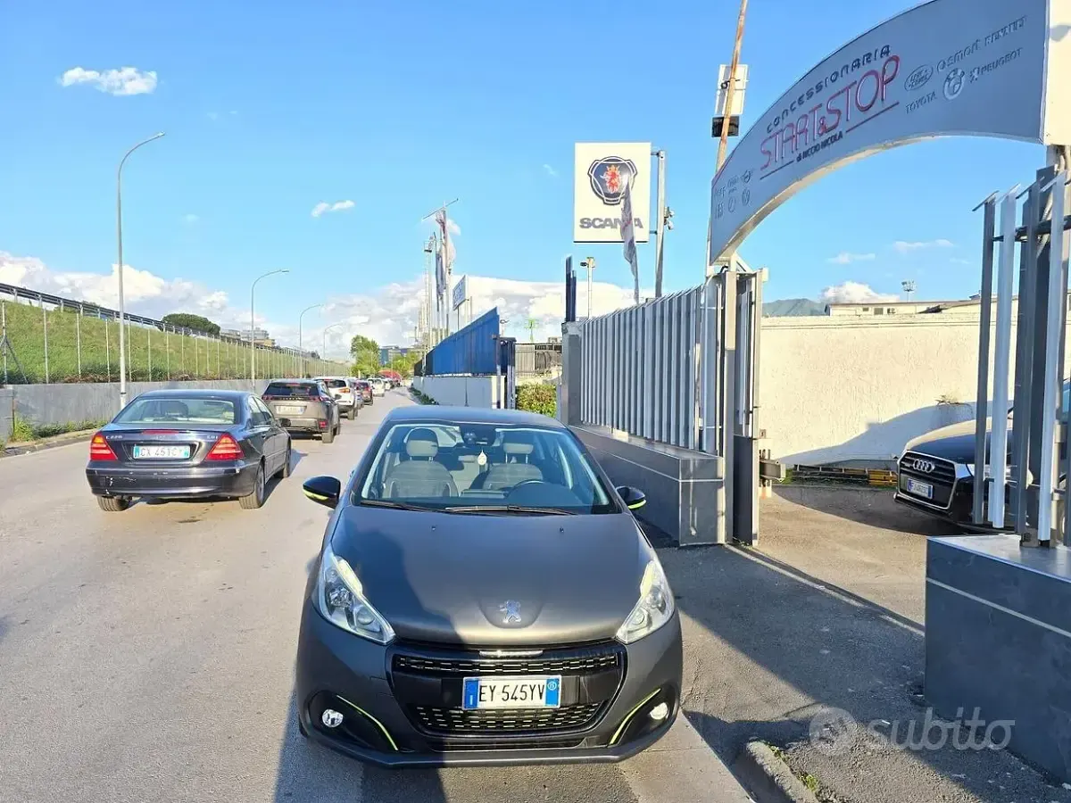 Usata Peugeot 208 Allure 82 CV (60 kW) 2015 Grigio Utilitaria