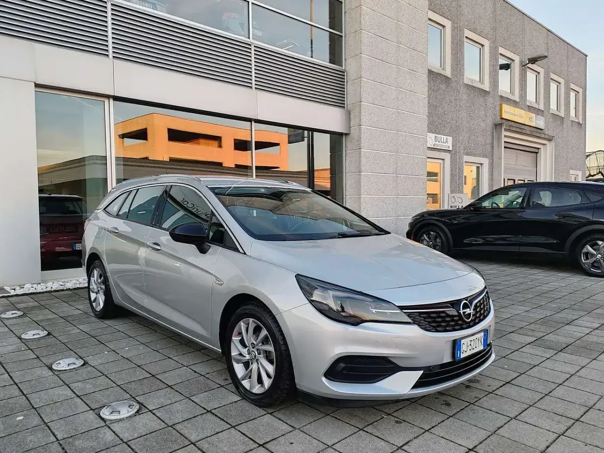Używany Opel Astra 122 KM (89 kW) 2022 Srebrny Hatchback