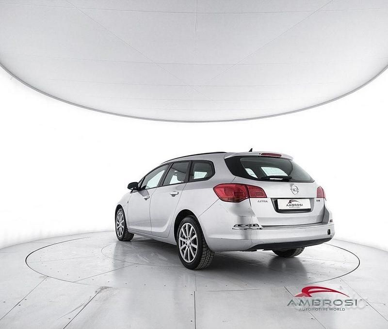 Usata Opel Astra 130 CV (95 kW) 2013 Grigio