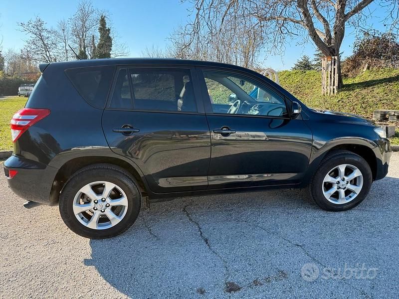 Usado Toyota RAV4 150 CV (110 kW) 2011 Negro SUV