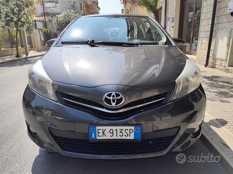 Usata Toyota Yaris 90 CV (66 kW) 2011 Grigio Utilitaria