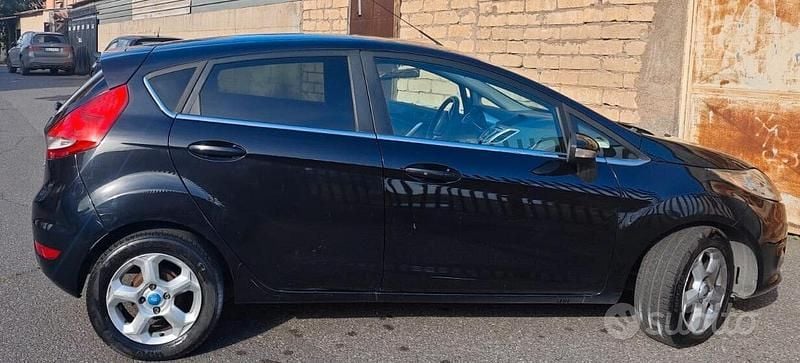 Usata Ford Fiesta 70 CV (51 kW) 2010 Blu Utilitaria