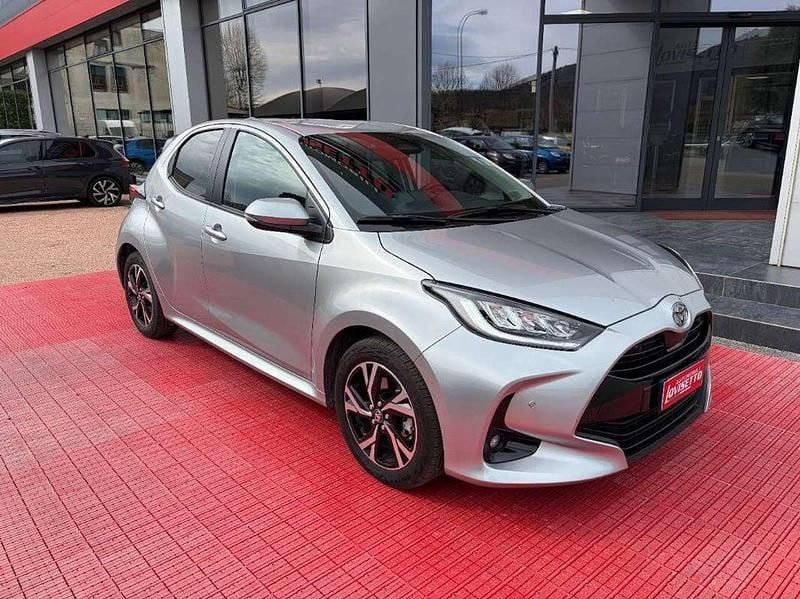 Usata Toyota Yaris Hybrid Trend 92 CV (67 kW) 2025 Argento Berlina