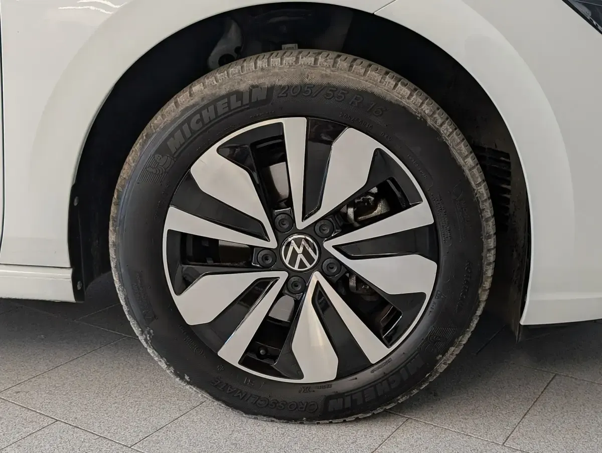 Usata VW Golf VIII Move 110 CV (80 kW) 2024 Bianco Berlina