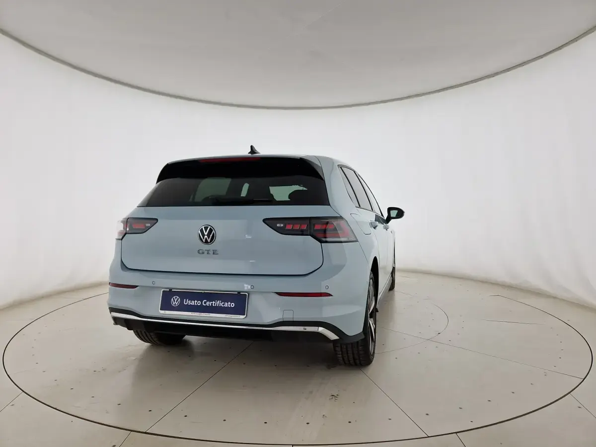 Usata VW Golf VIII GTE 272 CV (200 kW) 2025 Crystal ice blue metallizzato Berlina
