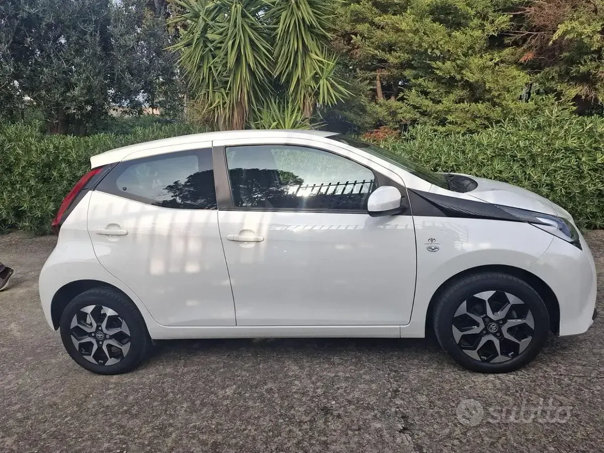 Usata Toyota Aygo Connect Style 72 CV (52 kW) 2021 Bianco Utilitaria