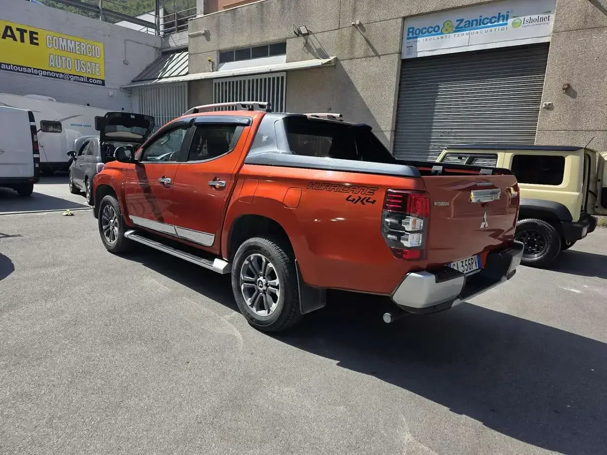 Usata Mitsubishi L200 150 CV (110 kW) 2020 Arancione Pick-up