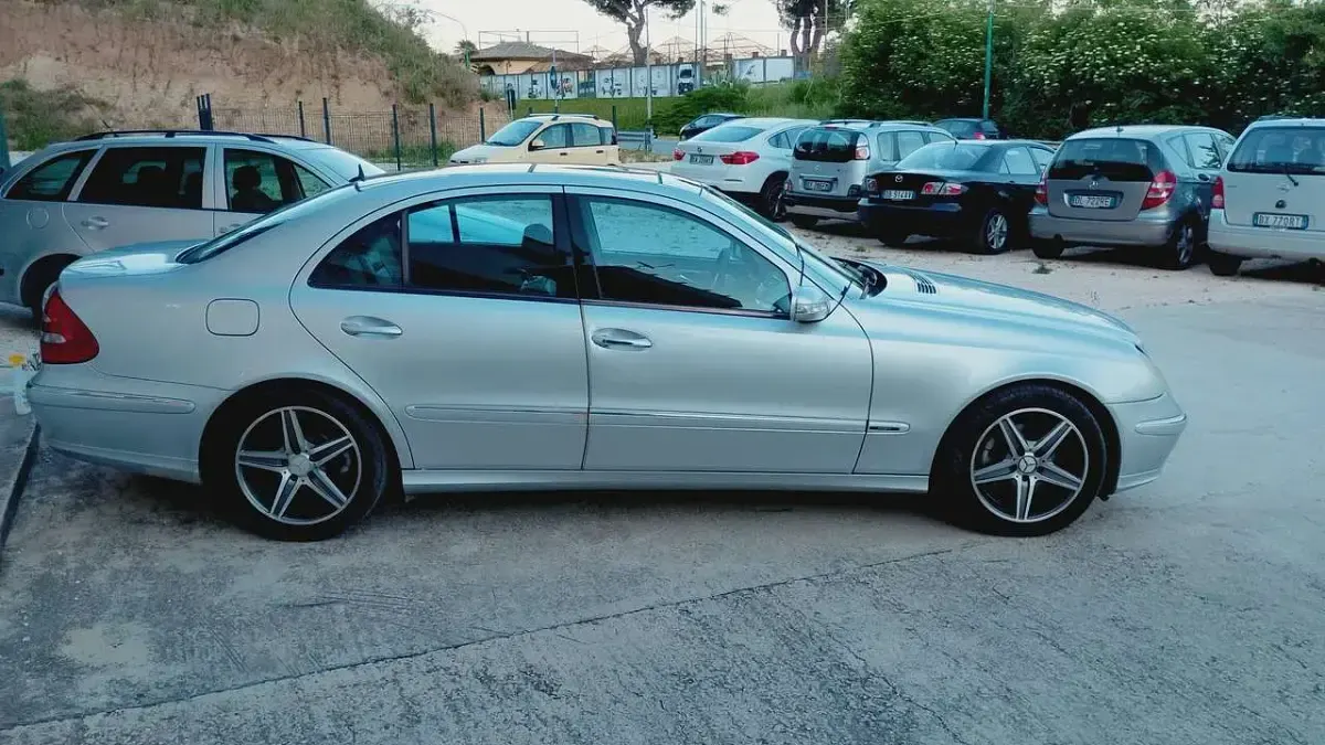 Usata Mercedes E280 Avantgarde 190 CV (139 kW) 2006 Argento Berlina