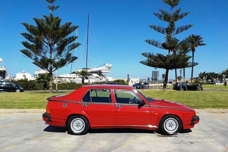 Usata Alfa Romeo 75 155 CV (114 kW) 1988 Rosso Berlina