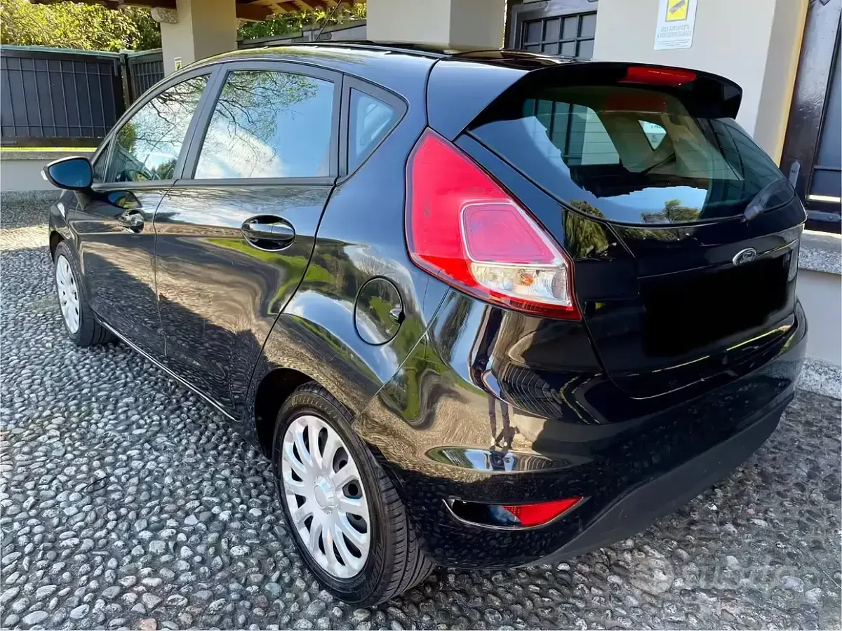 Usado Ford Fiesta 75 CV (55 kW) 2015 Negro Utilitario
