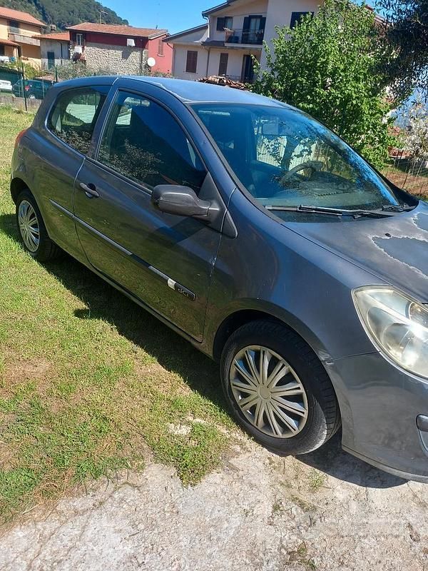 Usata Renault Clio II 65 CV (47 kW) 2006 Grigio Berlina