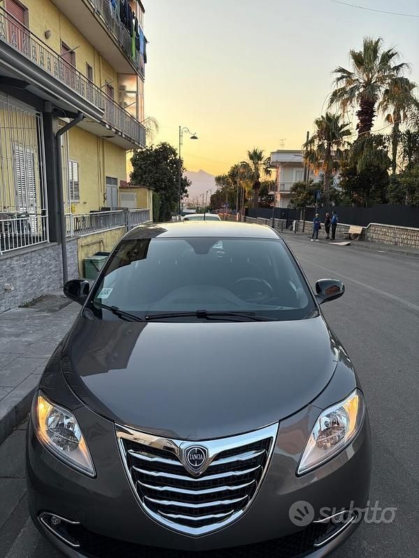 Grigio Usata 2012 Lancia Ypsilon Due volumi | 6500 € (Buon prezzo) - Immagine 1/4