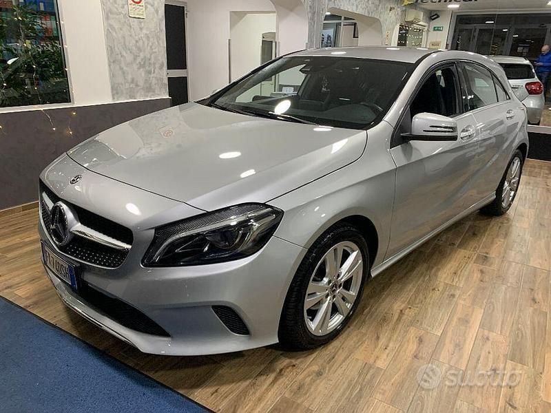 Grigio Usata 2017 Mercedes A180 Tre volumi | 15.900 € (Buon prezzo) - Immagine 1/4