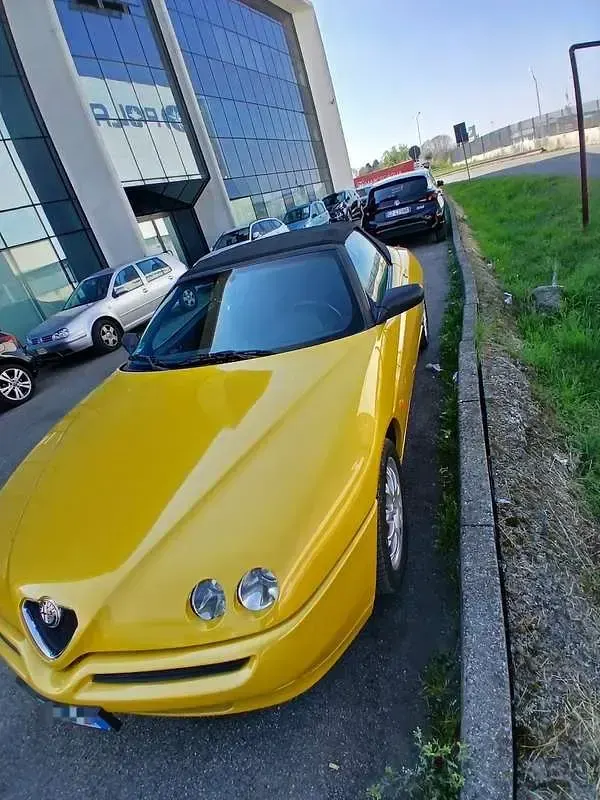 Usata Alfa Romeo Spider 144 CV (105 kW) 2000 Giallo Cabrio