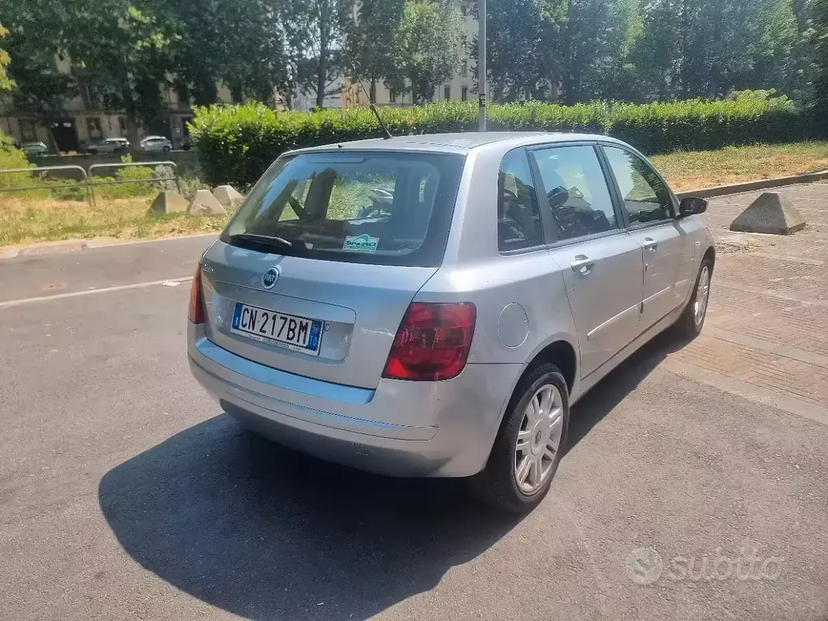 Usata Fiat Stilo 103 CV (75 kW) 2004 Grigio Berlina
