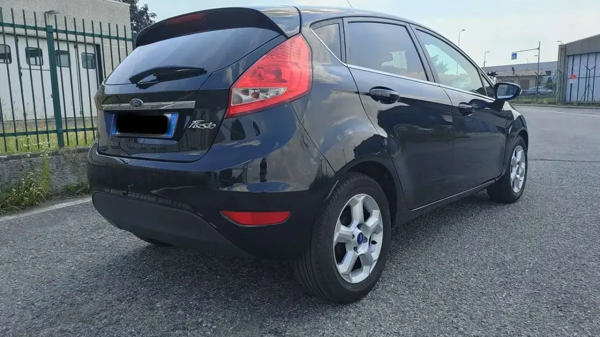 Usata Ford Fiesta 95 CV (69 kW) 2010 Nero Berlina