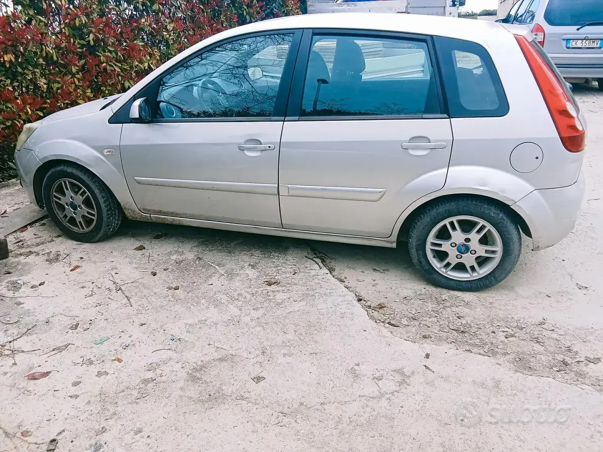 Usata Ford Fiesta 75 CV (55 kW) 2007 Grigio Utilitaria
