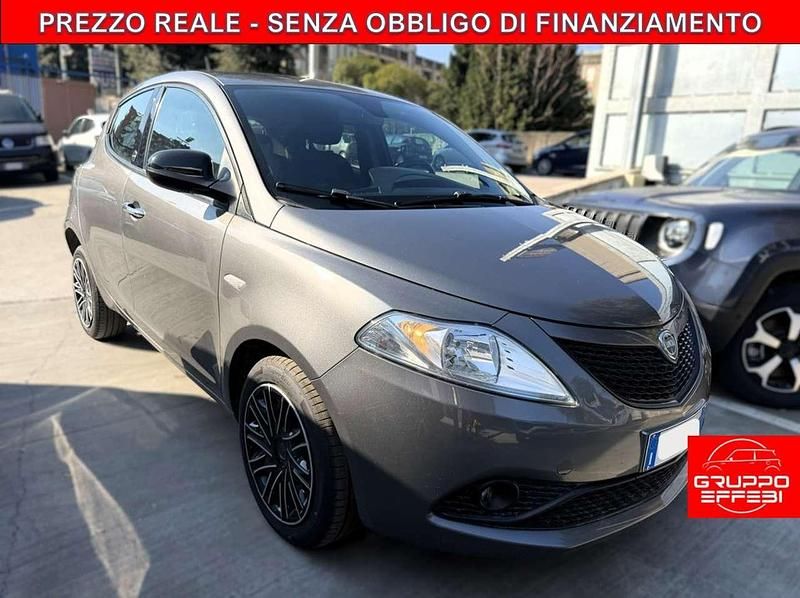 Usata Lancia Ypsilon Gold 69 CV (50 kW) 2021 Grigio Utilitaria