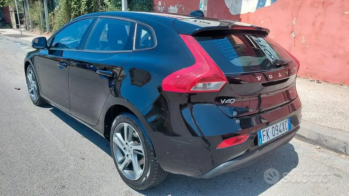 Usata Volvo V40 120 CV (88 kW) 2017 Nero Berlina