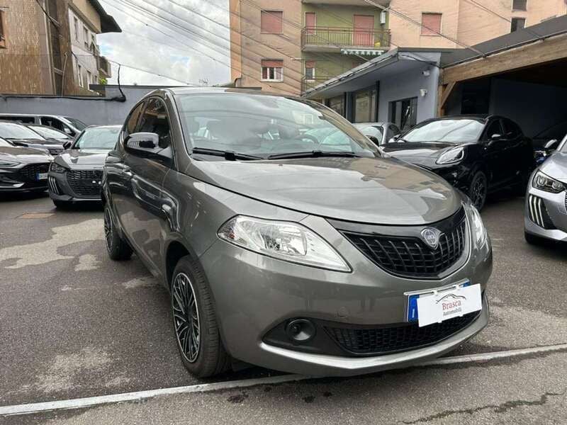 Grigio scuro Usata 2024 Lancia Ypsilon Gold Due volumi | 13.390 € (Buon prezzo) - Immagine 1/4