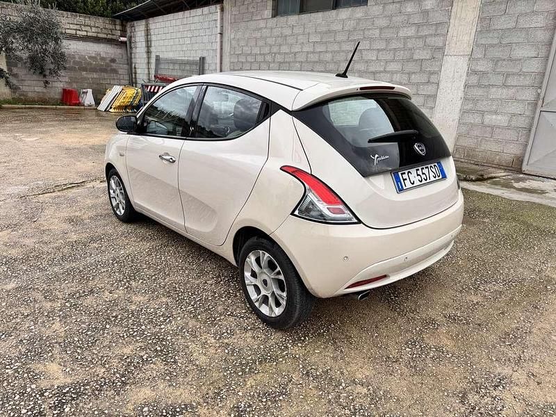 Usata Lancia Ypsilon Platinum 95 CV (69 kW) 2015 Bianco Utilitaria