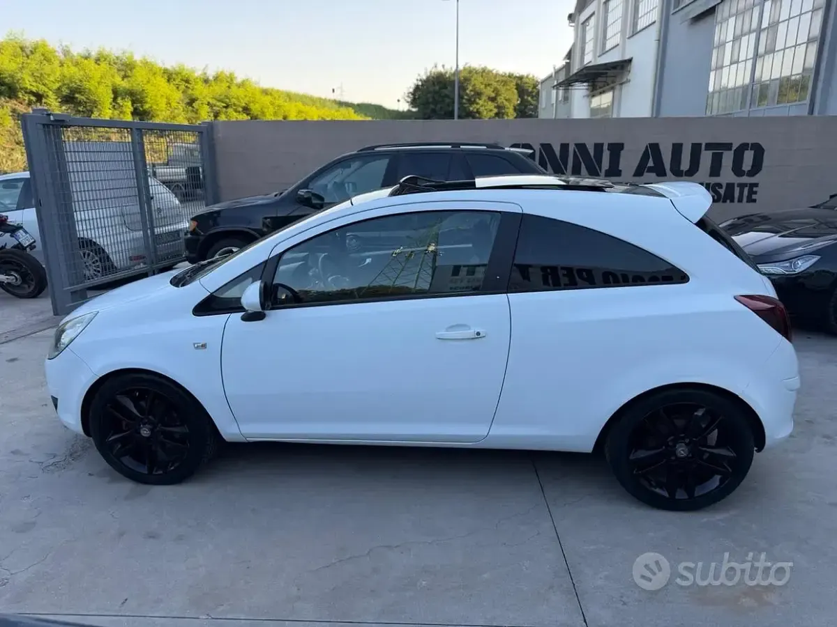 Usata Opel Corsa Enjoy 90 CV (66 kW) 2009 Bianco Utilitaria