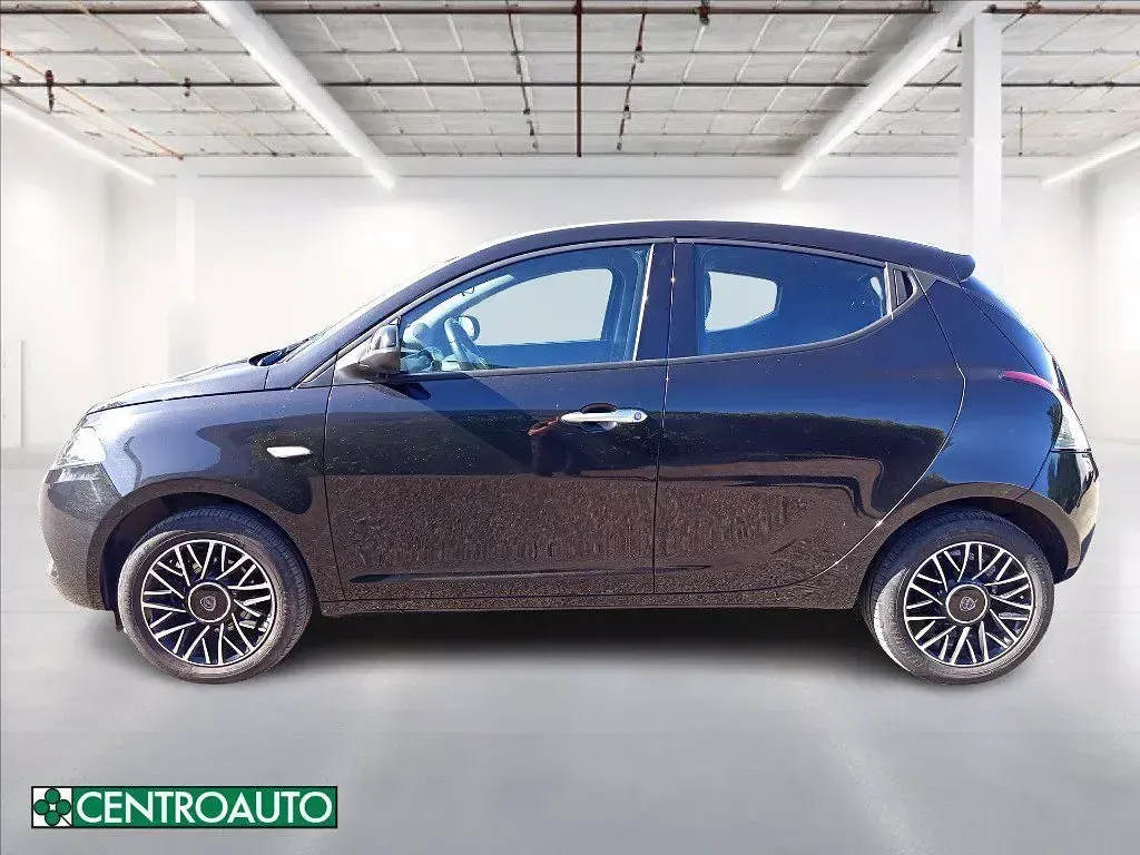 Usata Lancia Ypsilon Gold 70 CV (51 kW) 2024 Nero pastello Utilitaria