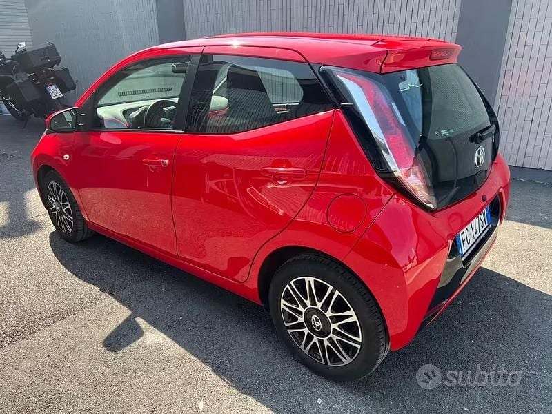 Usata Toyota Aygo X-wave 69 CV (50 kW) 2016 Rosso Utilitaria
