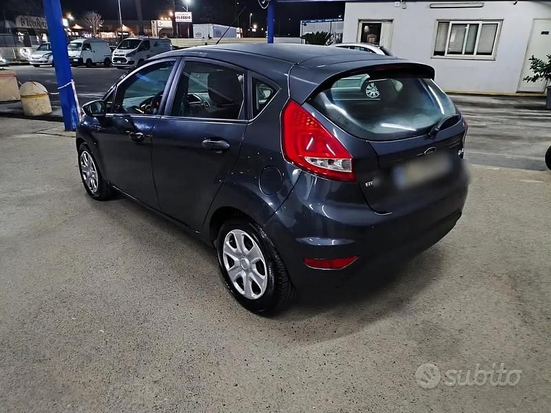 Usata Ford Fiesta 68 CV (50 kW) 2009 Grigio Utilitaria