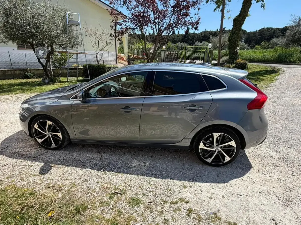 Usata Volvo V40 190 CV (139 kW) 2015 Berlina