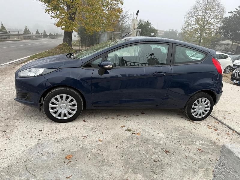 Usata Ford Fiesta 95 CV (69 kW) 2015 Blu Berlina