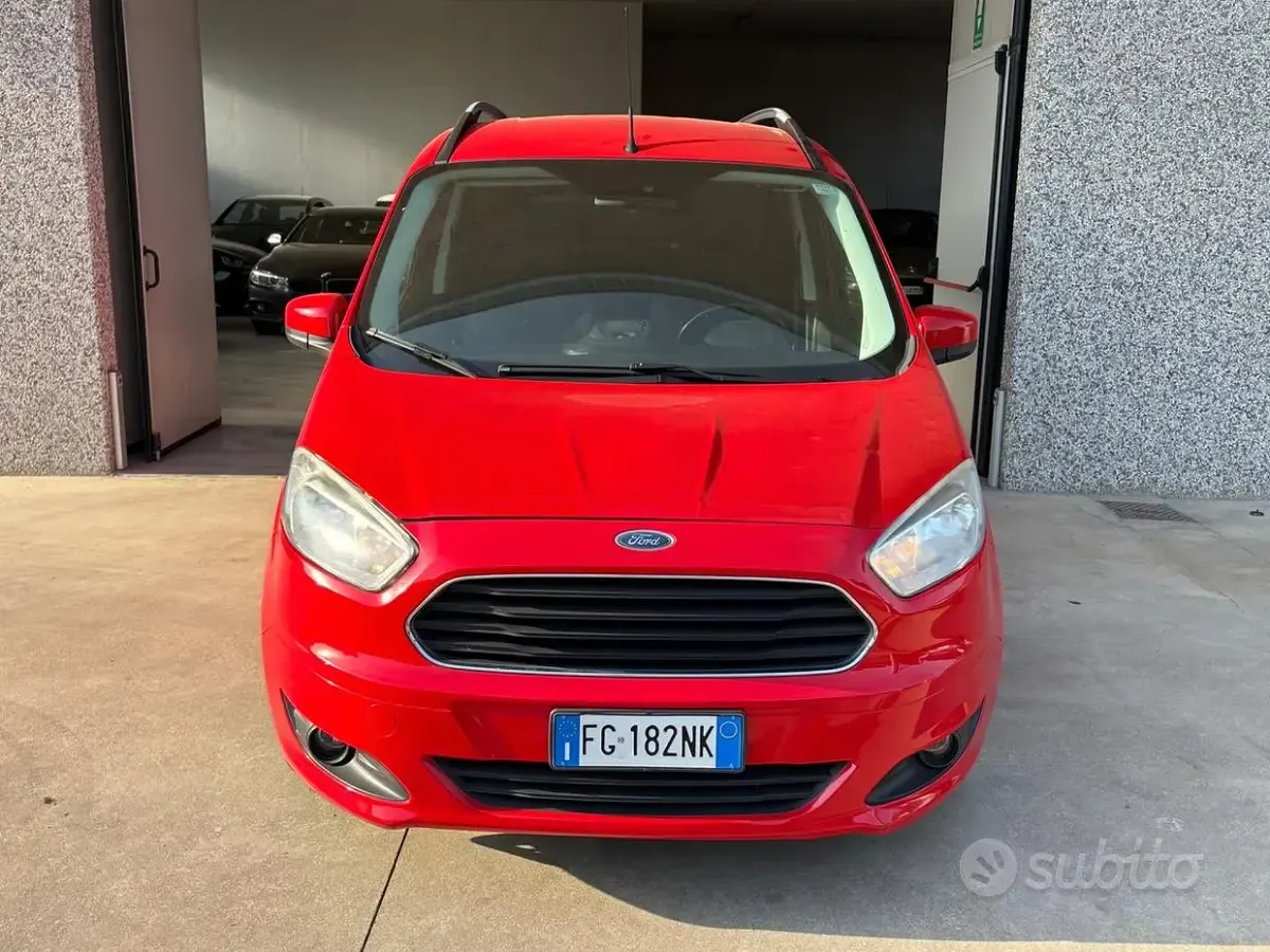 Usata Ford Tourneo Courier Titanium 75 CV (55 kW) 2016 Rosso Monovolume