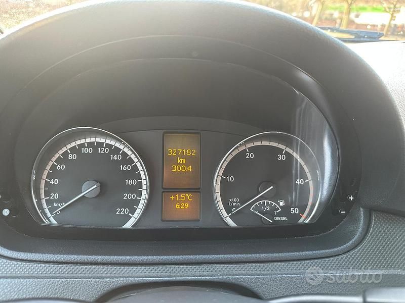 Grigio Usata 2011 Mercedes Vito Furgone | 10.500 € (Cara) - Immagine 1/4