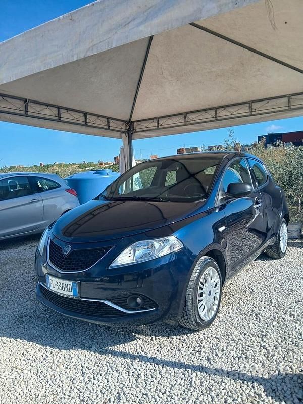 Blu Usata 2018 Lancia Ypsilon Due volumi | 7999 € (Buon prezzo) - Immagine 1/4