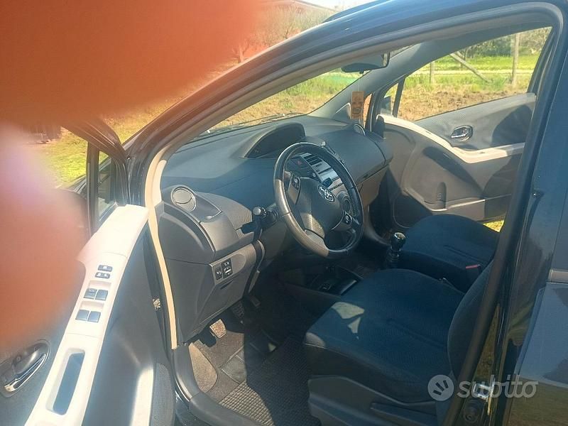 Usata Toyota Yaris 90 CV (66 kW) 2009 Nero Utilitaria