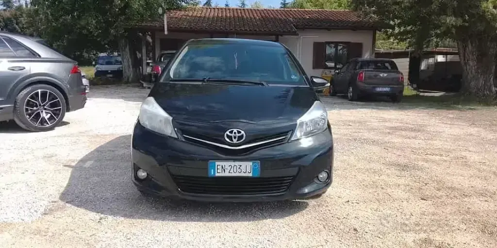 Begagnad Toyota Yaris Lounge 99 HK (72 kW) 2012 Svart Halvkombi