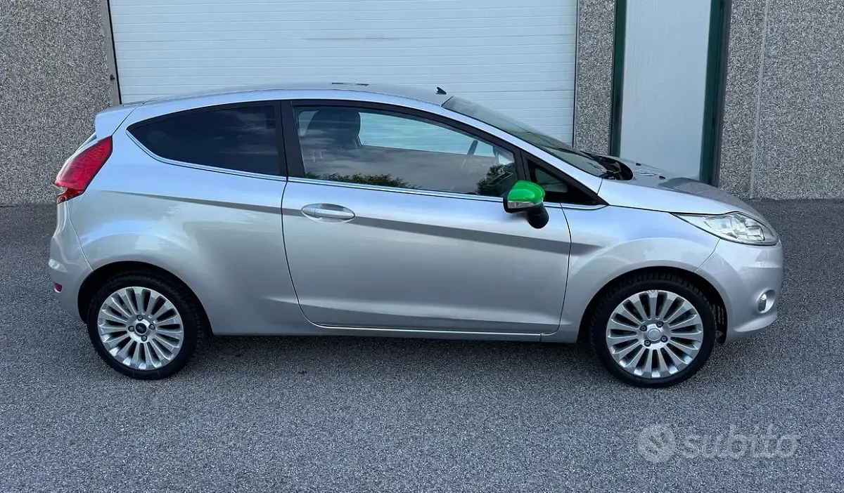 Usata Ford Fiesta Titanium 82 CV (60 kW) 2008 Grigio Utilitaria