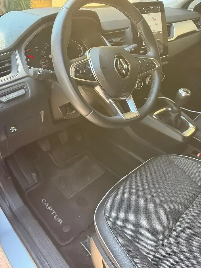 Usata Renault Captur Techno 101 CV (74 kW) 2023 Grigio SUV