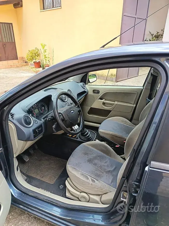 Usata Ford Fiesta 73 CV (53 kW) 2007 Grigio Utilitaria