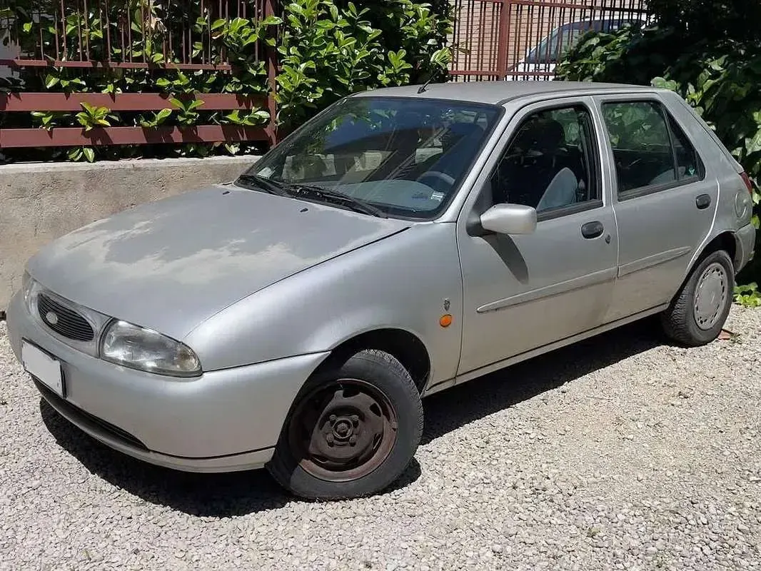 Usata Ford Fiesta Ghia 75 CV (55 kW) 1998 Argento Utilitaria